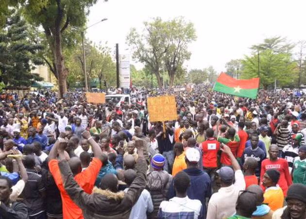 Gần 10.000 người biểu tình phản đối Tổng thống Burkina Faso ảnh 1