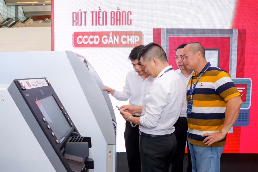 rut tien bang can cuoc gan chip.jpg