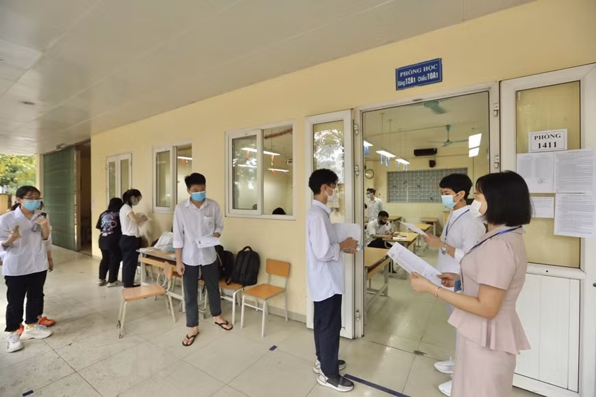 Hôm nay, gần 12.000 thí sinh làm thủ tục dự thi tốt nghiệp THPT ảnh 1