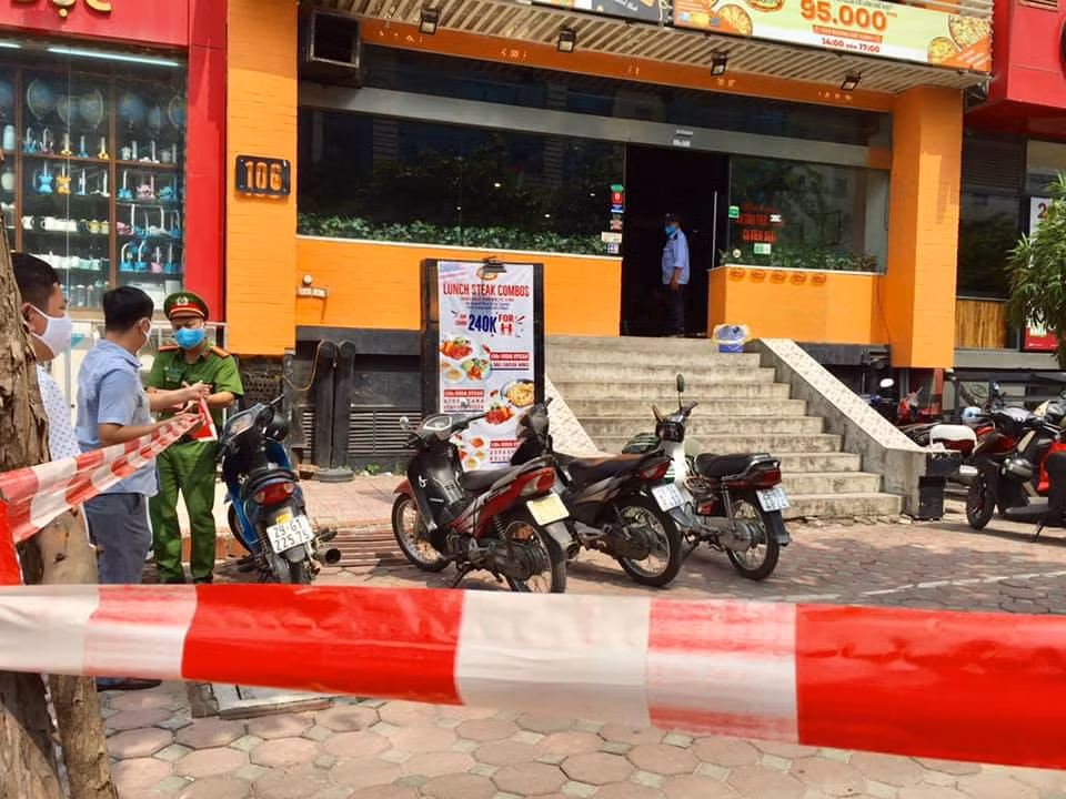 Hà Nội phong tỏa 1 ngõ và 1 nhà hàng pizza vì có ca nghi mắc COVID-19 ảnh 1