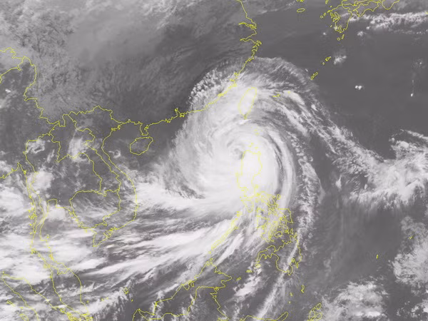 Siêu bão Mangkhut đã đi vào Biển Đông và thành bão số 6 ảnh 1