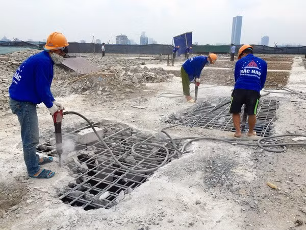 Lập phương án phá dỡ giai đoạn 2 phần vi phạm ở tòa 8B Lê Trực ảnh 1