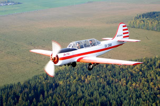 Máy bay Yak-52 rơi trong khi hạ cánh, 2 người thiệt mạng ảnh 1
