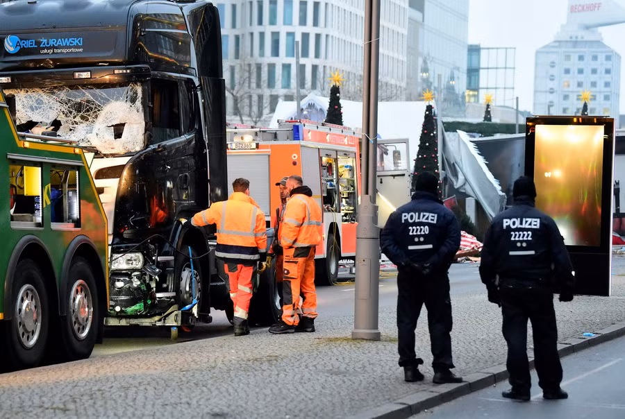 Bà Merkel xác định vụ đâm xe tải ở Berlin là "hành động khủng bố" ảnh 1