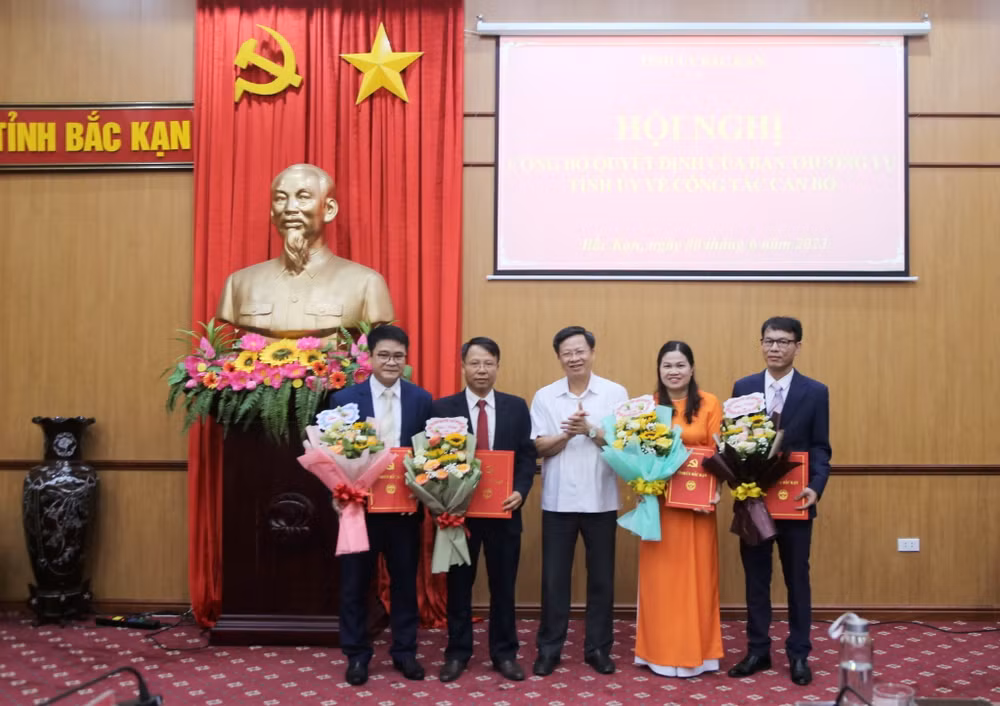 Bắc Kạn điều động, bổ nhiệm nhiều cán bộ lãnh đạo, quản lý ảnh 1