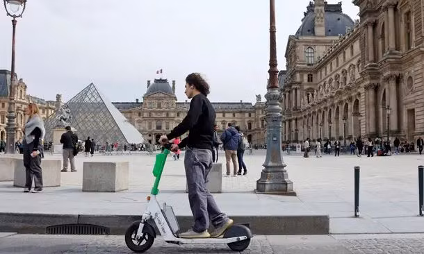 Pháp: Thủ đô Paris sẽ cấm việc sử dụng xe scooter điện ảnh 1