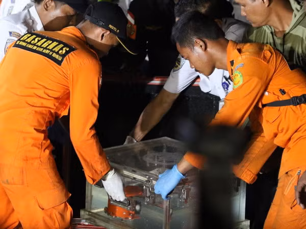 Vụ rơi máy bay ở Indonesia: Đồng hồ đo tốc độ đã hư hỏng ảnh 1