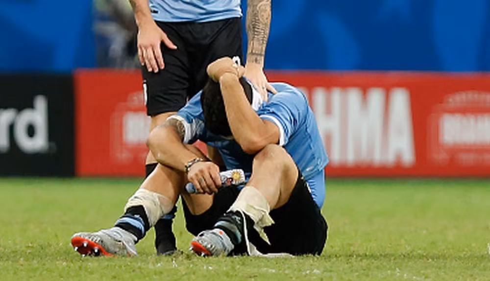Luis Suarez khóc nức nở sau khi khiến tuyển Uruguay bị loại ảnh 1