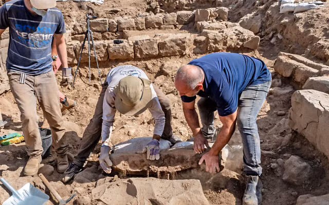 Phát lộ phiến đá đánh dấu ranh giới có niên đại 1.700 năm ở Israel ảnh 1