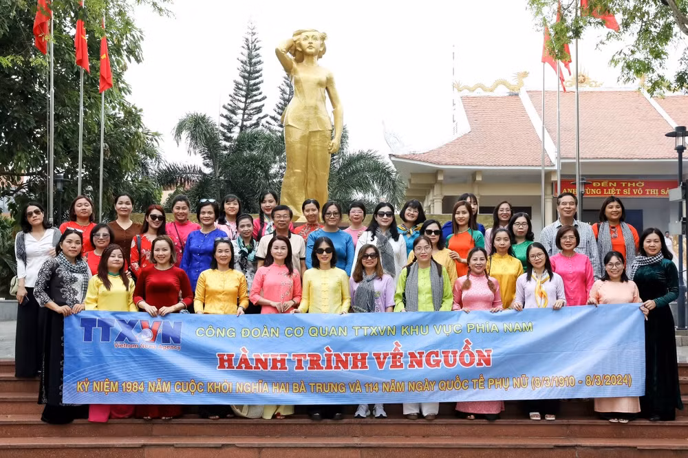 TTXVN_0703aodai13.jpg