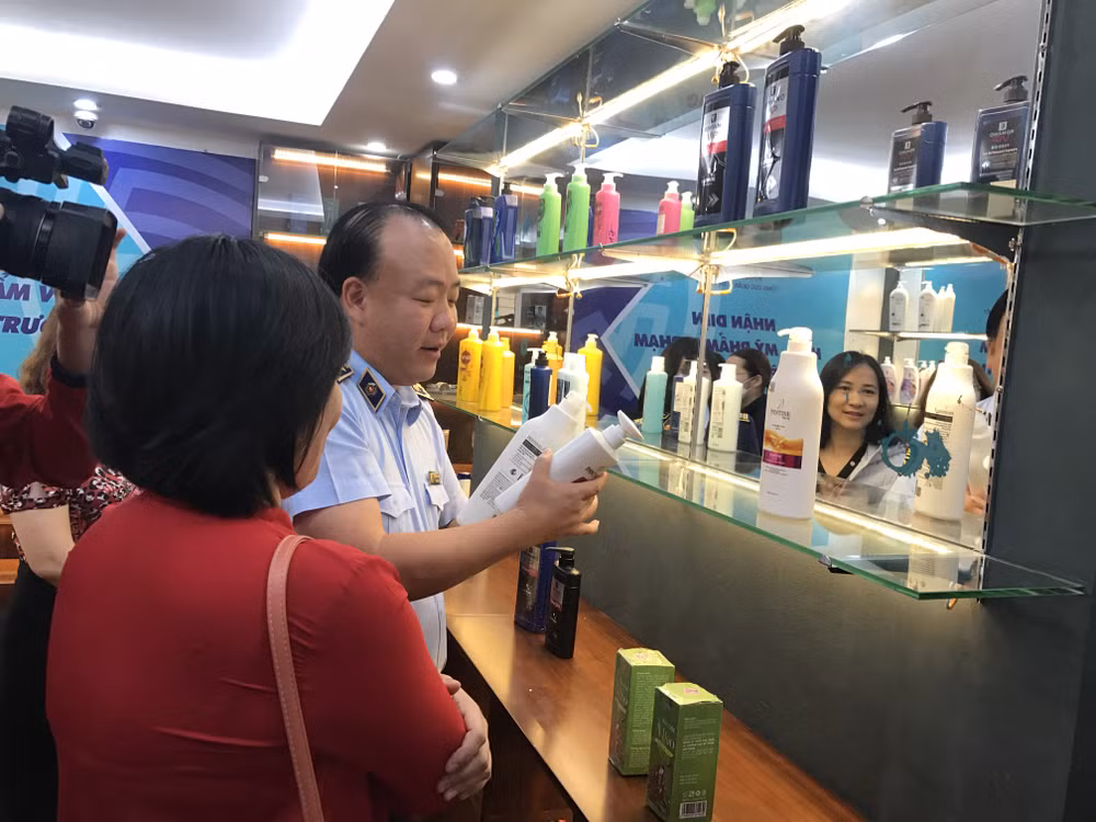 Nhận diện hóa mỹ phẩm giả qua việc trưng bày cùng hàng thật ảnh 1