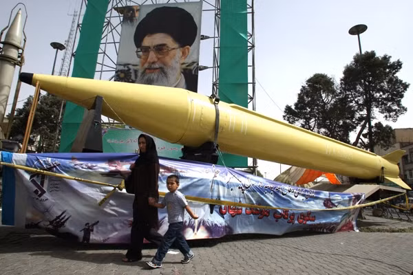 Lãnh tụ Iran Khamenei hối thúc sản xuất tên lửa quy mô lớn ảnh 1
