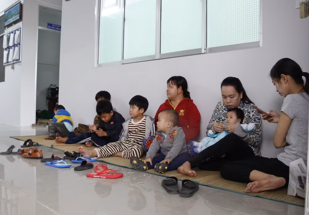 Người dân từ các điểm tránh trú bão số 16 bắt đầu trở về nhà ảnh 1
