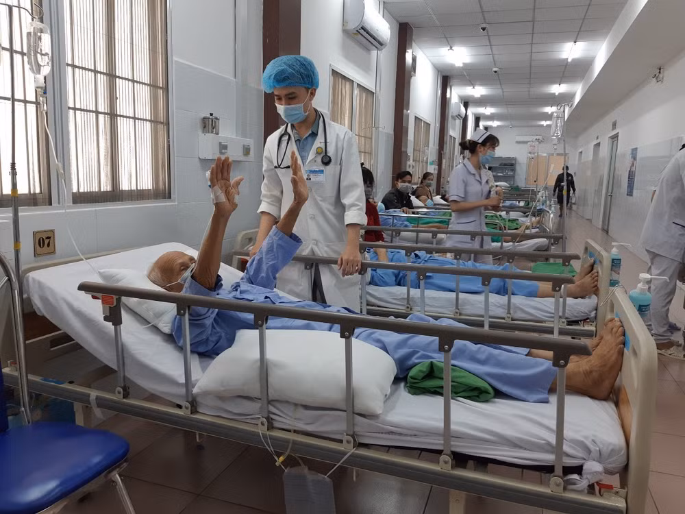 Cứu sống bệnh nhân 84 tuổi đột quỵ nặng kèm nhiều bệnh lý ảnh 1