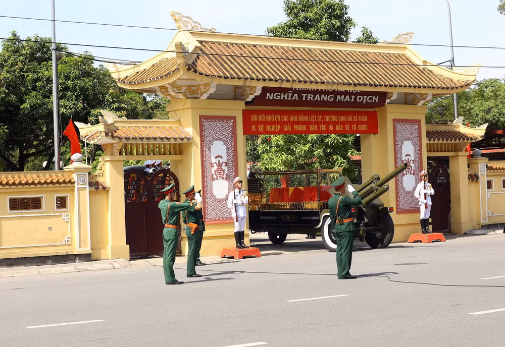 ttxvn_anh le dua tang tong bi thu.jpg