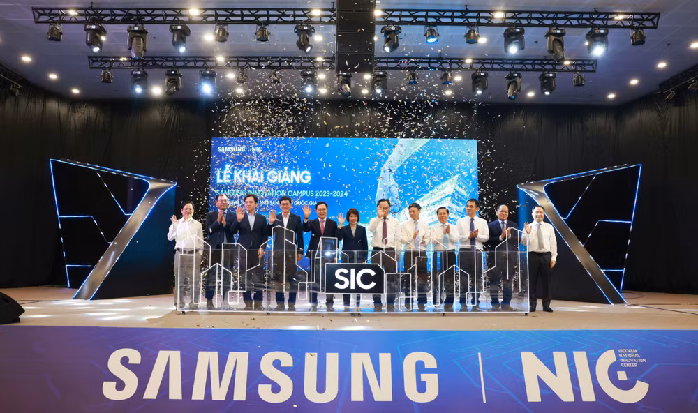 Các đại biểu thực hiện nghi thức chính thức khai giảng chương trình SIC năm học 2023 - 2024 tại NIC.jpg