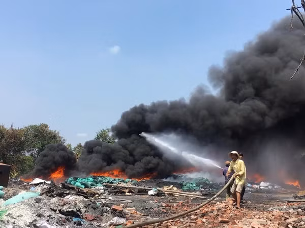 TP.HCM: Cháy dữ dội tại cơ sở tái chế nhựa do người dân đốt rác ảnh 1