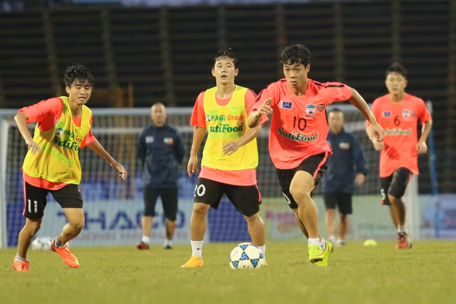[Photo] U19 Việt Nam ‘nội chiến’ học viện HAGL JMG tại Cần Thơ ảnh 6