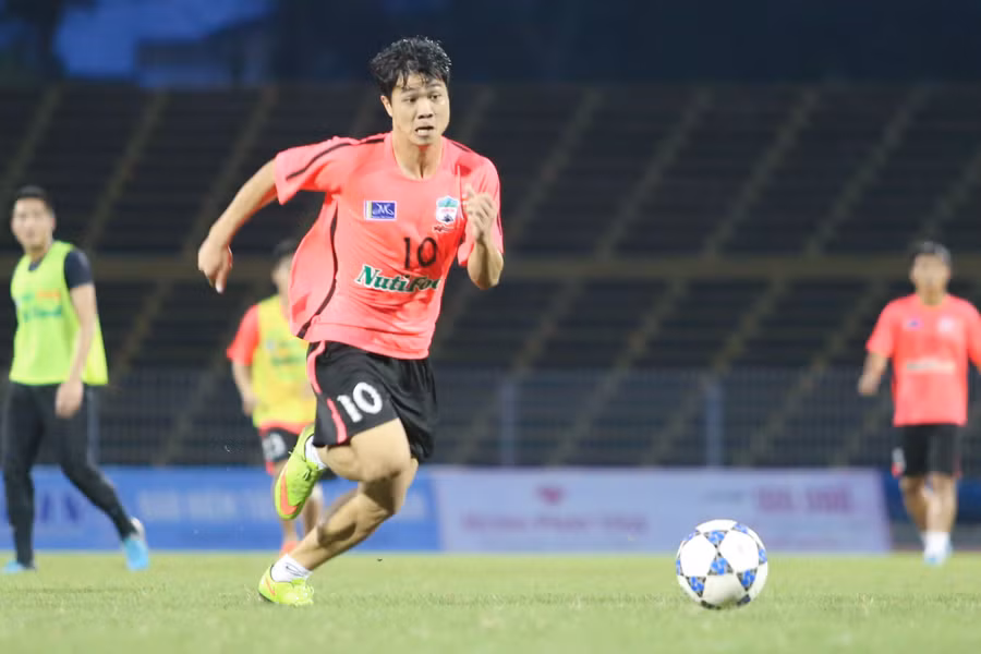 [Photo] U19 Việt Nam ‘nội chiến’ học viện HAGL JMG tại Cần Thơ ảnh 8