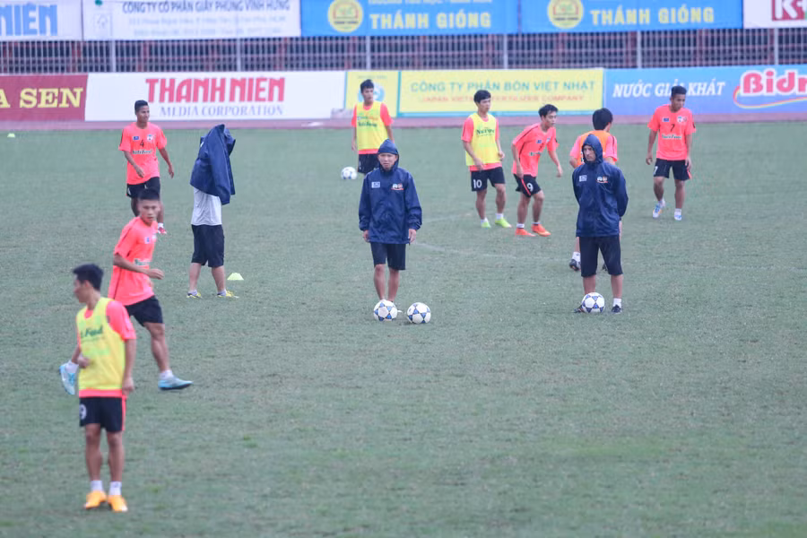 [Photo] U19 Việt Nam ‘nội chiến’ học viện HAGL JMG tại Cần Thơ ảnh 4