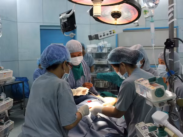 Cắt thành công khối u nặng 11kg trong ổ bụng bệnh nhân ảnh 1