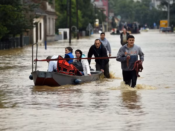Điện thăm hỏi tình hình lũ lụt ở Serbia, Bosnia-Herzegovina ảnh 1