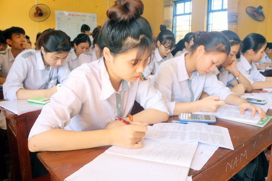 251 thí sinh ở huyện đảo Phú Quý vào đất liền để chuẩn bị dự thi ảnh 1