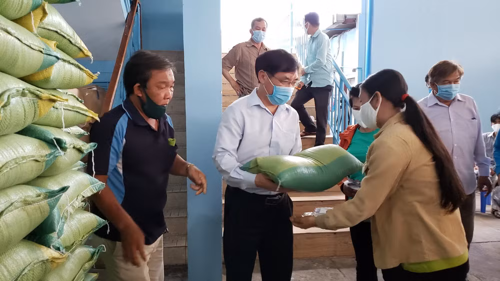 Tiếp tục hỗ trợ cho bà con Campuchia gốc Việt gặp khó khăn do COVID-19 ảnh 3