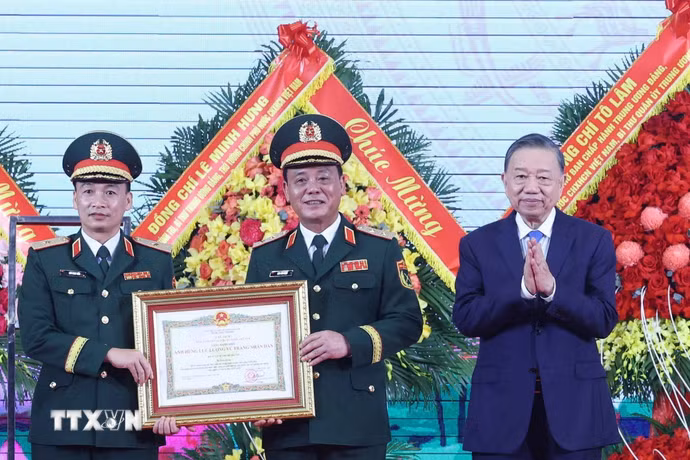 Tổng Bí thư, Chủ tịch nước Tô Lâm trao Danh hiệu Anh hùng Lực lượng Vũ trang Nhân dân tặng Bộ Tư lệnh Thủ đô Hà Nội. (Ảnh: Thống Nhất/TTXVN)