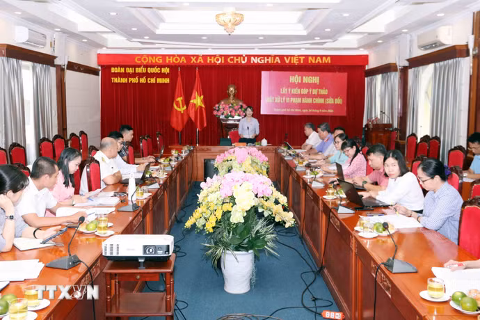 Quang cảnh một hội nghị lấy ý kiến góp ý Dự thảo Luật Xử lý vi phạm hành chính (sửa đổi). (Ảnh: Xuân Khu/TTXVN)