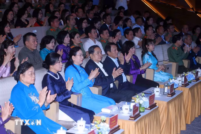 Chủ tịch Quốc hội Trần Thanh Mẫn cùng các đại biểu tham dự Chương trình. (Ảnh: Phạm Kiên/TTXVN)