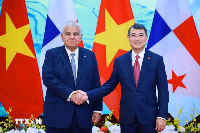 Thủ tướng Lê Minh Hưng hội kiến Tổng thống Cộng hòa Panama José Raúl Mulino. (Ảnh: Dương Giang/TTXVN)