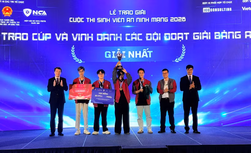 Đội PTIT.BW của Học viện Công nghệ Bưu chính Viễn thông xuất sắc giành giải Nhất. Thành tích này giúp học viện có năm thứ hai liên tiếp giành vị trí quán quân tại cuộc thi. (Ảnh: PV/Vietnam+)