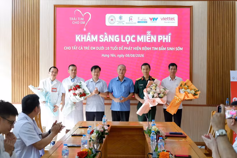 Các bác sỹ đến từ tuyến đầu tại Bệnh viện Đại học Y Hà Nội, Bệnh viện E, Bệnh viện Đa khoa tỉnh Hưng Yên và Bệnh viện Kusumi Ecopark có mặt từ sáng sớm. (Ảnh: Viettel)