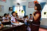 Cô giáo Nguyễn Hồng Nữ hướng dẫn học sinh trường Tiểu học Nguyễn Khuyến (xã Xuân Thành, tỉnh Đồng Nai) phát âm tiếng Anh. (Ảnh: Lê Xuân/TTXVN)
