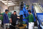 Hợp tác xã Dịch vụ nông nghiệp Hòa Long (xã Hòa Long, tỉnh Đồng Tháp) sản xuất phân hữu cơ từ rơm mục. (Ảnh: Nhựt An/TTXVN)