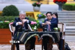 Thủ tướng Phạm Minh Chính và Thủ tướng Kyrgyzstan Adylbek Kasymaliev cùng thưởng thức văn hóa càphê Việt Nam trong khuôn viên Di tích Phủ Chủ tịch. (Ảnh: Dương Giang/TTXVN)