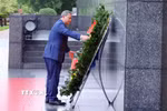 Thủ tướng Vương quốc Campuchia Hun Manet đặt vòng hoa, viếng Chủ tịch Hồ Chí Minh. (Ảnh: Phạm Kiên/TTXVN)