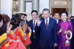 Tổng Bí thư, Chủ tịch nước Tô Lâm và Phu nhân gặp gỡ cộng đồng người Việt Nam tại Thái Lan. (Ảnh: Thống Nhất/TTXVN)
