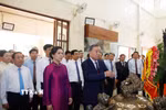 Tổng Bí thư, Chủ tịch nước Tô Lâm và Phu nhân cùng Đoàn đại biểu cấp cao Việt Nam dâng hương, dâng hoa tại Khu di tích Chủ tịch Hồ Chí Minh ở tỉnh Udon Thani (Thái Lan). (Ảnh: Thống Nhất/TTXVN)