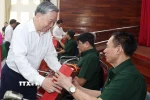 Tổng Bí thư Tô Lâm thăm hỏi và tặng quà cho thương bệnh binh. (Ảnh: Thống Nhất/TTXVN)