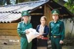 Cán bộ, chiến sỹ Đồn Biên phòng Mường Mươn (Điện Biên) trao tặng gạo cho gia đình đồng bào Khơ Mú có hoàn cảnh khó khăn. (Ảnh: Xuân Tư/TTXVN)