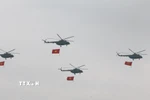 Buổi tổng hợp luyện có sự tham dự của 10 trực thăng Mi-8 và Mi-17 kéo cờ Đảng và cờ Tổ quốc bay trên bầu trời Đồng Nai. (Ảnh: Sỹ Tuyên/TTXVN)