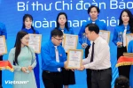 Nhà báo Võ Mạnh Hùng, Bí thư Chi đoàn Báo Điện tử VietnamPlus của TTXVN nhận danh hiệu Nhà báo trẻ tiêu biểu năm 2025. (Ảnh: Hoài Nam/Vietnam+)