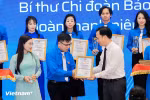 Nhà báo Võ Mạnh Hùng, Bí thư Chi đoàn Báo Điện tử VietnamPlus của TTXVN nhận danh hiệu Nhà báo trẻ tiêu biểu năm 2025. (Ảnh: Hoài Nam/Vietnam+)