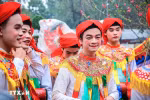 Biểu diễn điệu múa "đánh bồng" trong lễ hội là các trai làng đóng giả làm con gái, má phấn, môi son, đầu chít khăn mỏ quạ, váy nhiễu màu đen với những dải màu ngũ sắc. (Ảnh: Hoàng Hiếu/TTXVN)