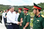Tổng Bí thư Tô Lâm với cán bộ chiến sỹ làm nhiệm vụ tại đặc khu Thổ Châu, tỉnh An Giang. (Ảnh: Văn Sĩ/TTXVN)