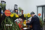 Tổng Bí thư Tô Lâm thắp hương tưởng niệm Tổng Bí thư Nguyễn Phú Trọng. (Ảnh: Thống Nhất/TTXVN)