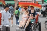 Du khách quốc tế tham quan Hà Nội bằng xích lô. (Ảnh: Minh Quyết/TTXVN)