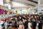 Người dân xếp hàng đông nghẹt chờ làm thủ tục tại quầy của hãng hàng không Vietjet ở sân bay Nội Bài sáng mùng 5 Tết Ất Tỵ. (Ảnh: Quốc Khánh/TTXVN)